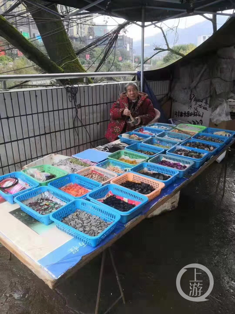 文汇报：重庆87岁老人捐出20万积蓄 是她卖针线30年攒下的“分分钱”