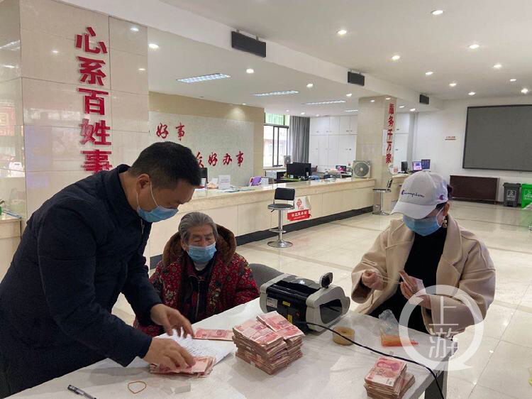 文汇报：重庆87岁老人捐出20万积蓄 是她卖针线30年攒下的“分分钱”