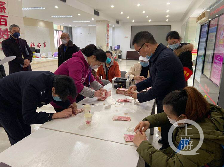 文汇报：重庆87岁老人捐出20万积蓄 是她卖针线30年攒下的“分分钱”