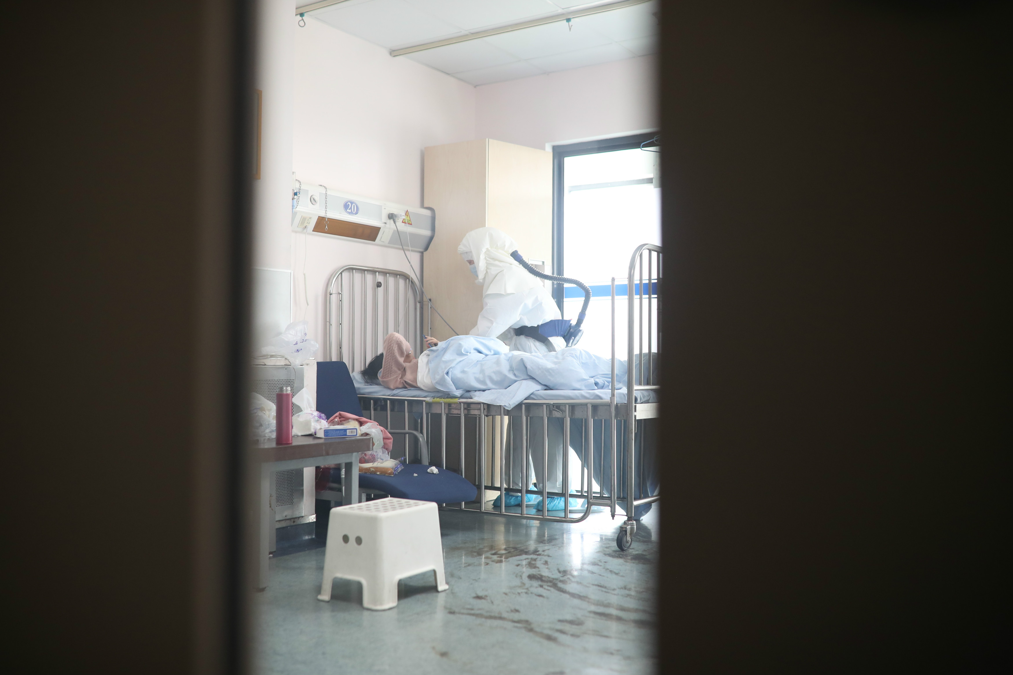 #文汇报#第1例患儿已痊愈出院，儿科医院医护人员提醒：从7月到11岁，确诊新冠肺炎患儿多为家庭聚集性病例