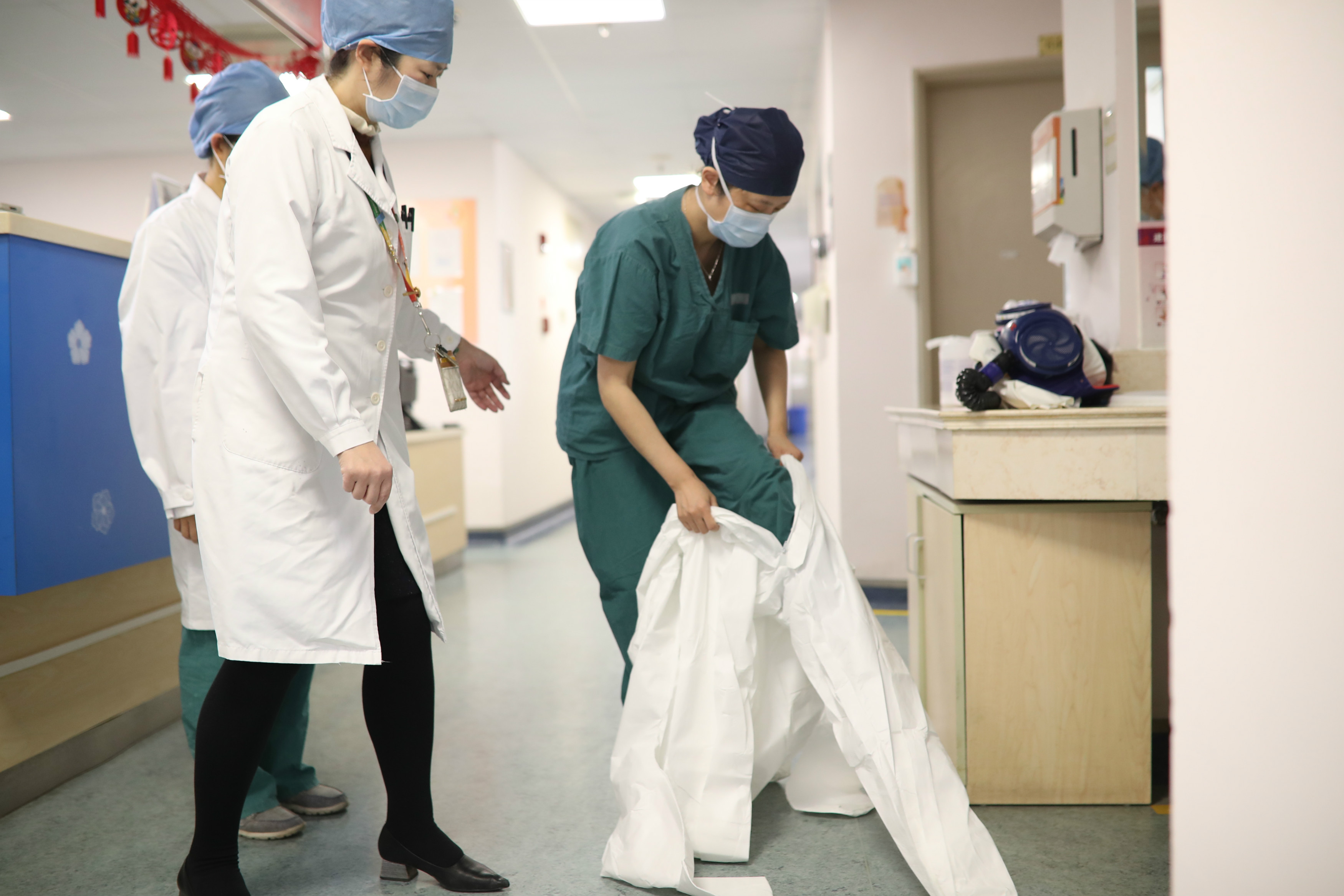 #文汇报#第1例患儿已痊愈出院，儿科医院医护人员提醒：从7月到11岁，确诊新冠肺炎患儿多为家庭聚集性病例