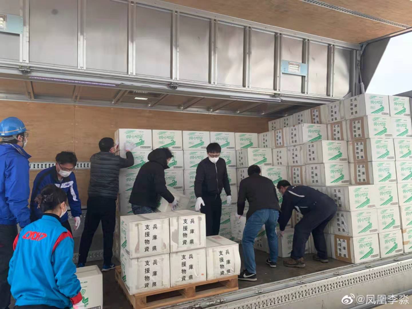 「文汇报」日本受灾我们援助！今天来自日本的感恩来了，100万个口罩周四抵达上海……