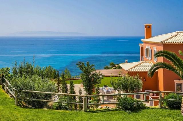 #人民网#宁静清澈的海水、惬意的岛屿别墅 希腊凯法利尼亚岛让人流连忘返