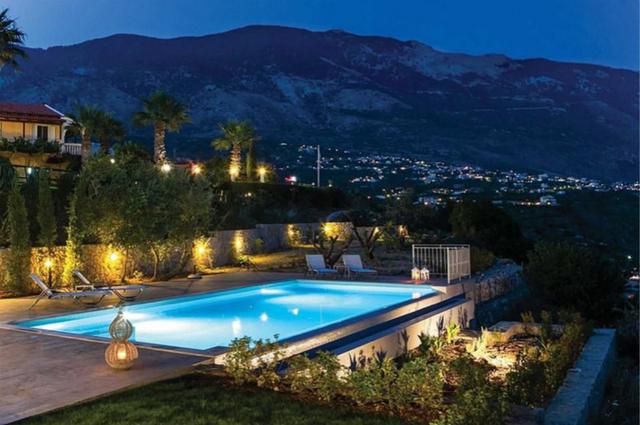 #人民网#宁静清澈的海水、惬意的岛屿别墅 希腊凯法利尼亚岛让人流连忘返