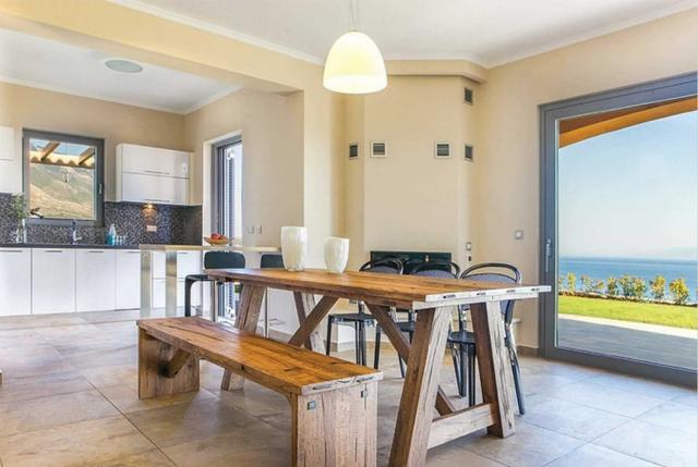 #人民网#宁静清澈的海水、惬意的岛屿别墅 希腊凯法利尼亚岛让人流连忘返