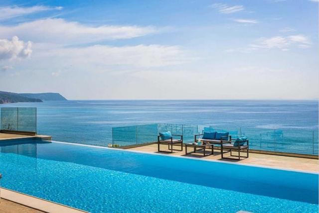 #人民网#宁静清澈的海水、惬意的岛屿别墅 希腊凯法利尼亚岛让人流连忘返