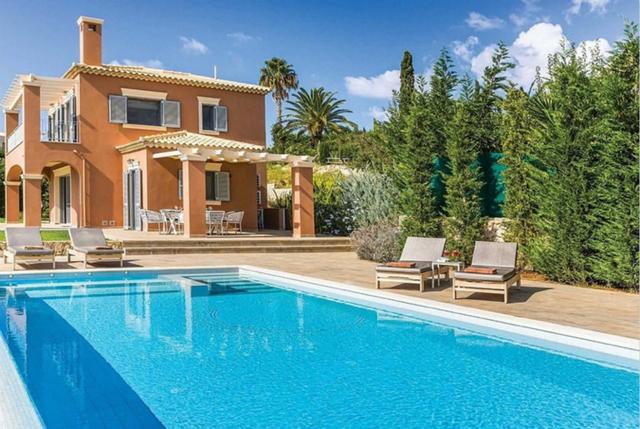 #人民网#宁静清澈的海水、惬意的岛屿别墅 希腊凯法利尼亚岛让人流连忘返