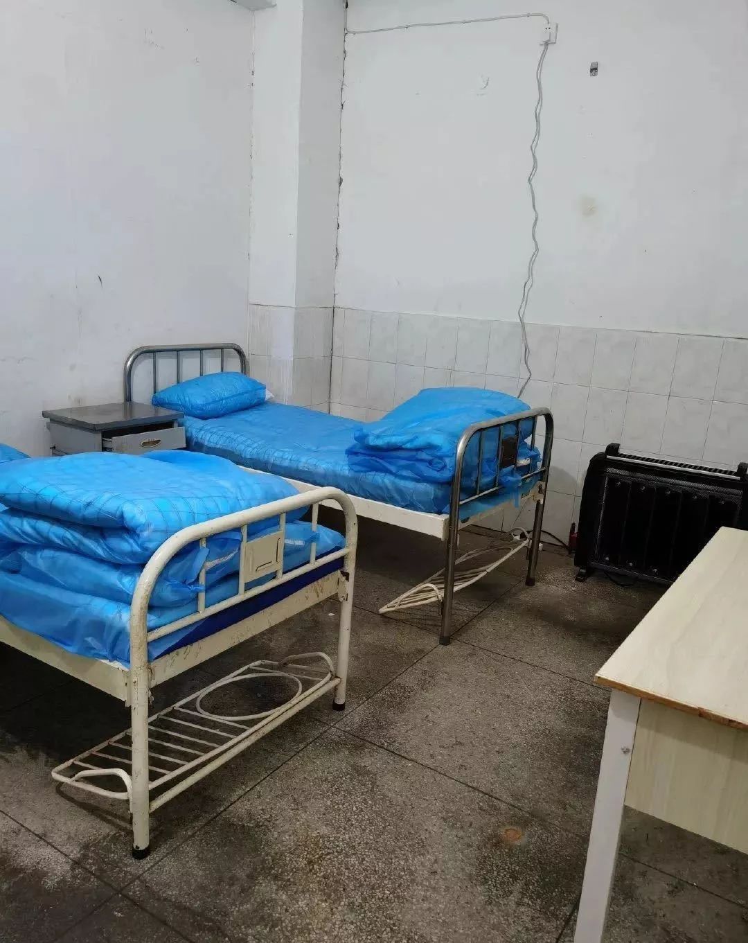 确诊之后,他三番五次求发热门诊的医生,才让父亲住进黄冈市传染病医院