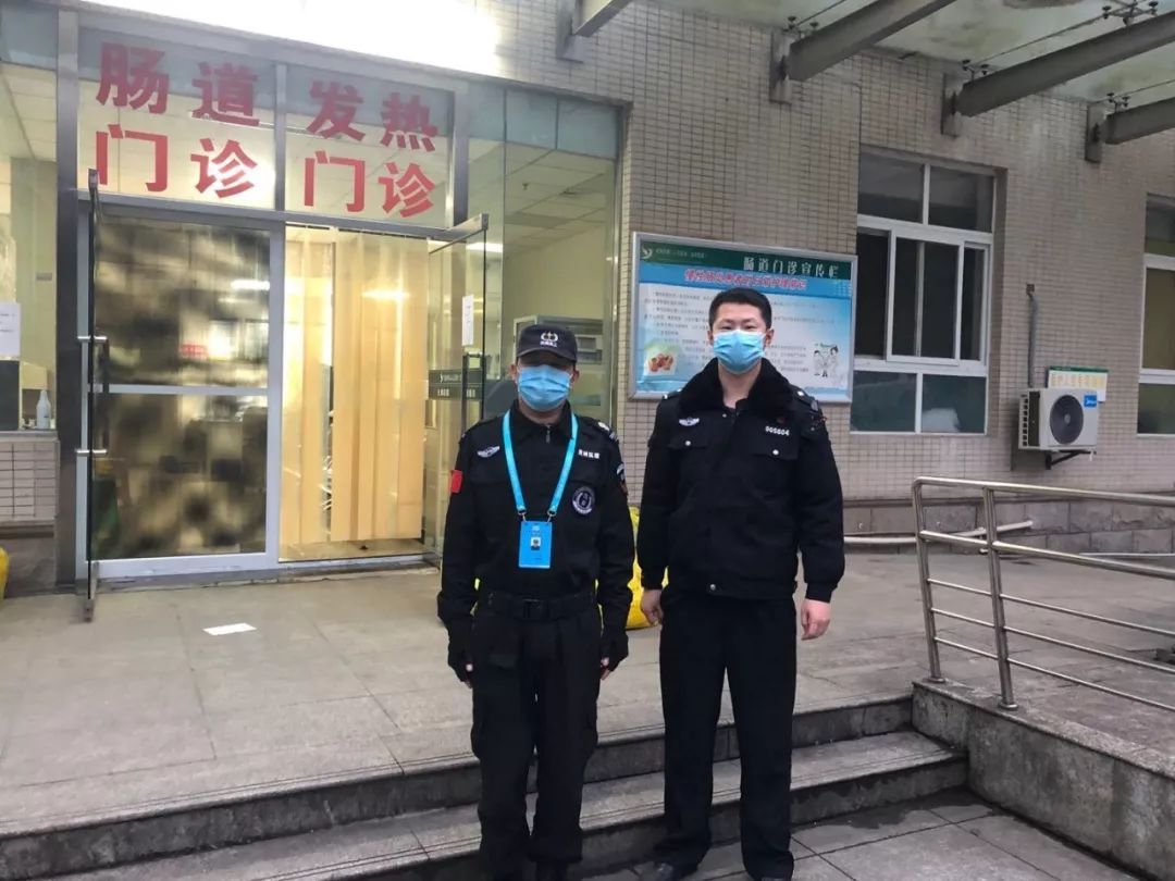 【疫情当前警察不退】疫情之下 党徽闪耀