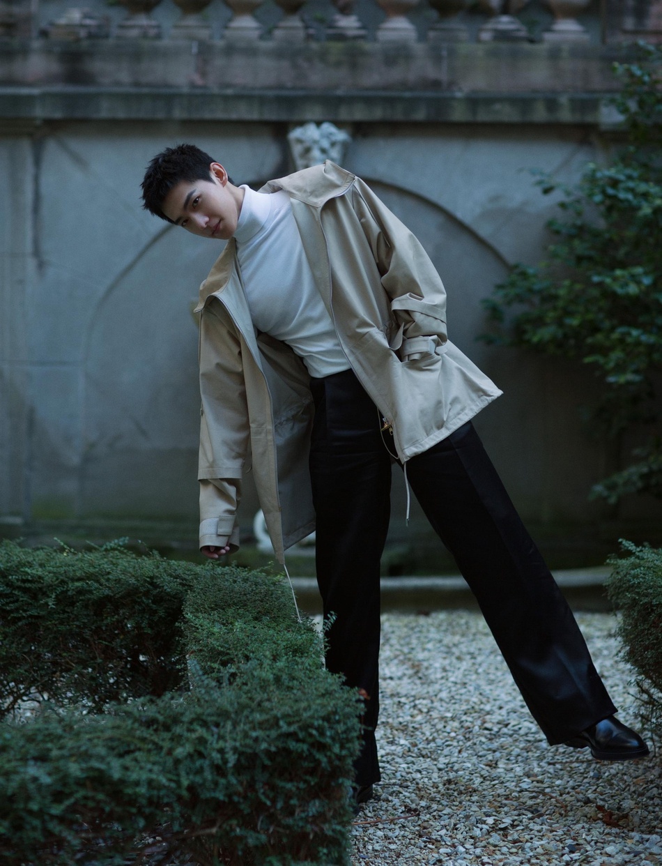 杨洋亮相巴黎时装周02夹克造型俊逸明朗