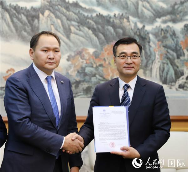[人民网]蒙古国工商会为中国疫情防控捐款1.4亿图格里克