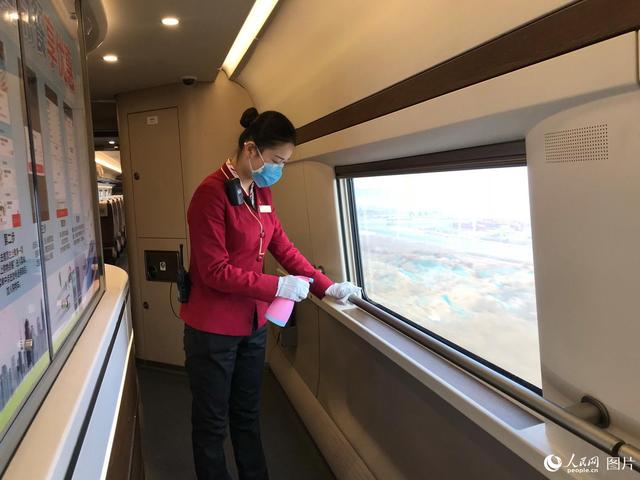 在北京西开往珠海的g65列车上,北京客运段京广高铁车队的乘务人员正在