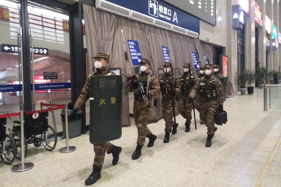 武汉封城武警图片