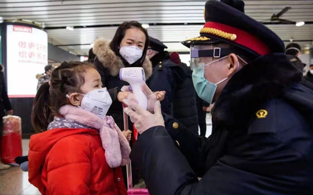 「环球网」政府应确保防控体系高度有效，不能让大家长期用“尽量不出门”自保