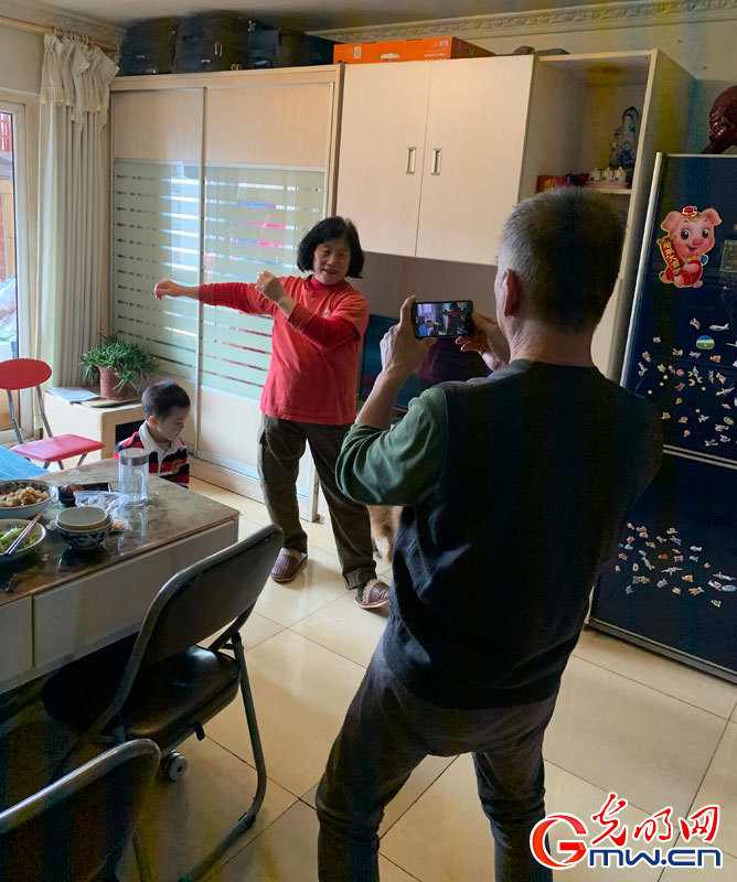 光明网：空中书画课堂、线上广场舞……疫情下北京居民宅在家中乐趣多