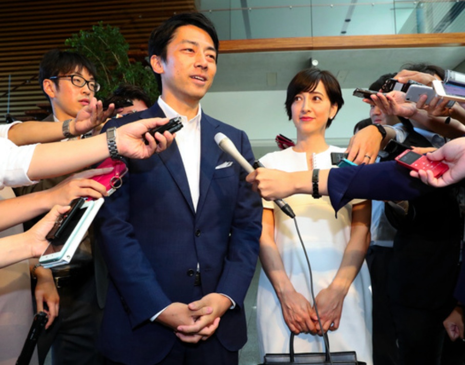 海外网@小泉进次郎史无前例休“育儿假” 儿子照片首次曝光