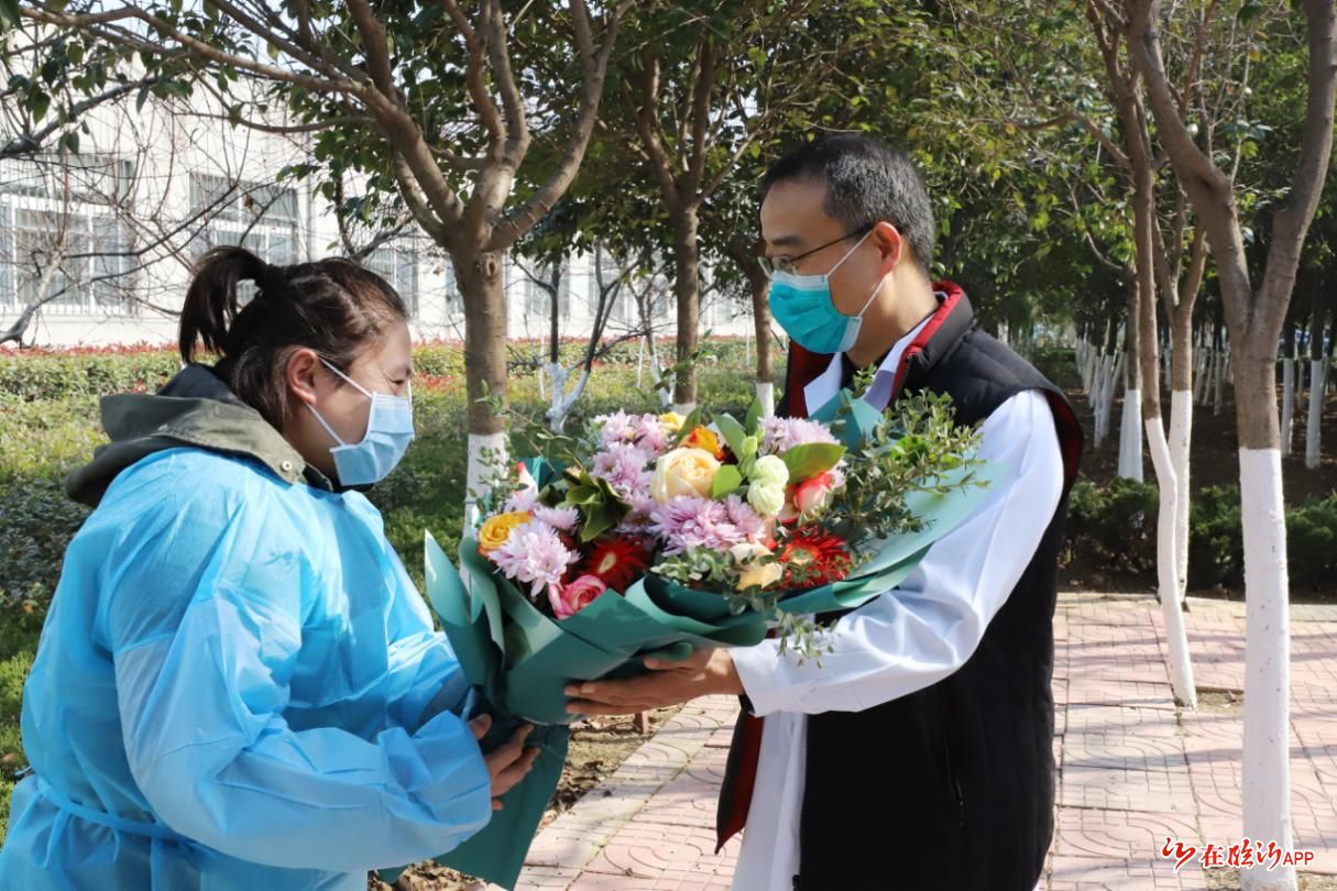 副院长张凤伟,魏延津为患者送上鲜花,祝贺他们出院 临沂市新型