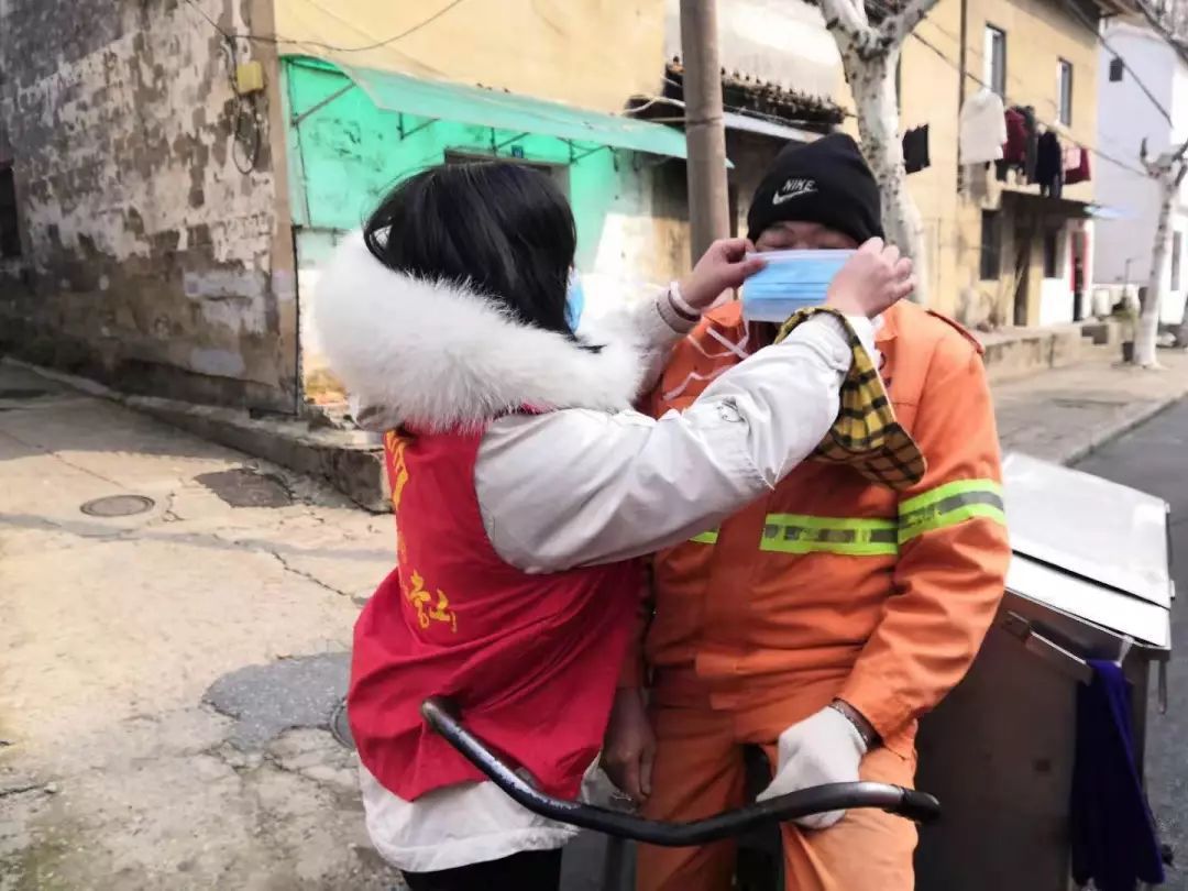 「共青团中央」返乡大学生团员们，请到社区（村）报到！