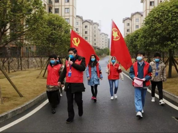 「共青团中央」返乡大学生团员们，请到社区（村）报到！