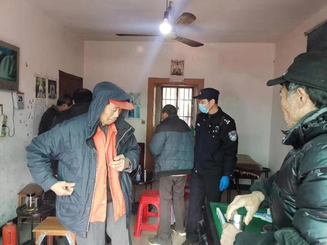 「文汇报」他叫得出每一户村民名字，社区民警老卫冲在防疫一线