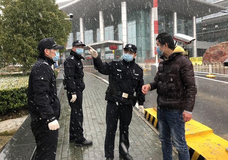 疫情当前警察不退风雪无阻共筑抗疫防线