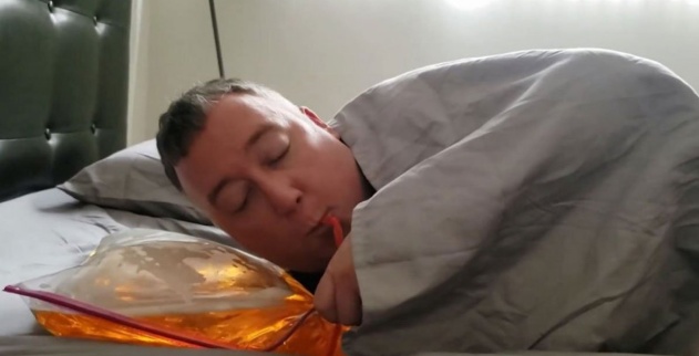 美国大叔自制"啤酒枕头":边睡边喝 表情惬意