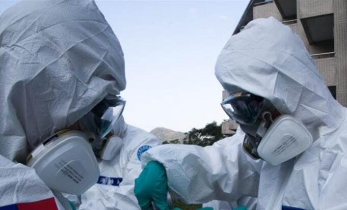 台军防化兵佩戴高级防护装备前往隔离区02却被发现滤棉装反