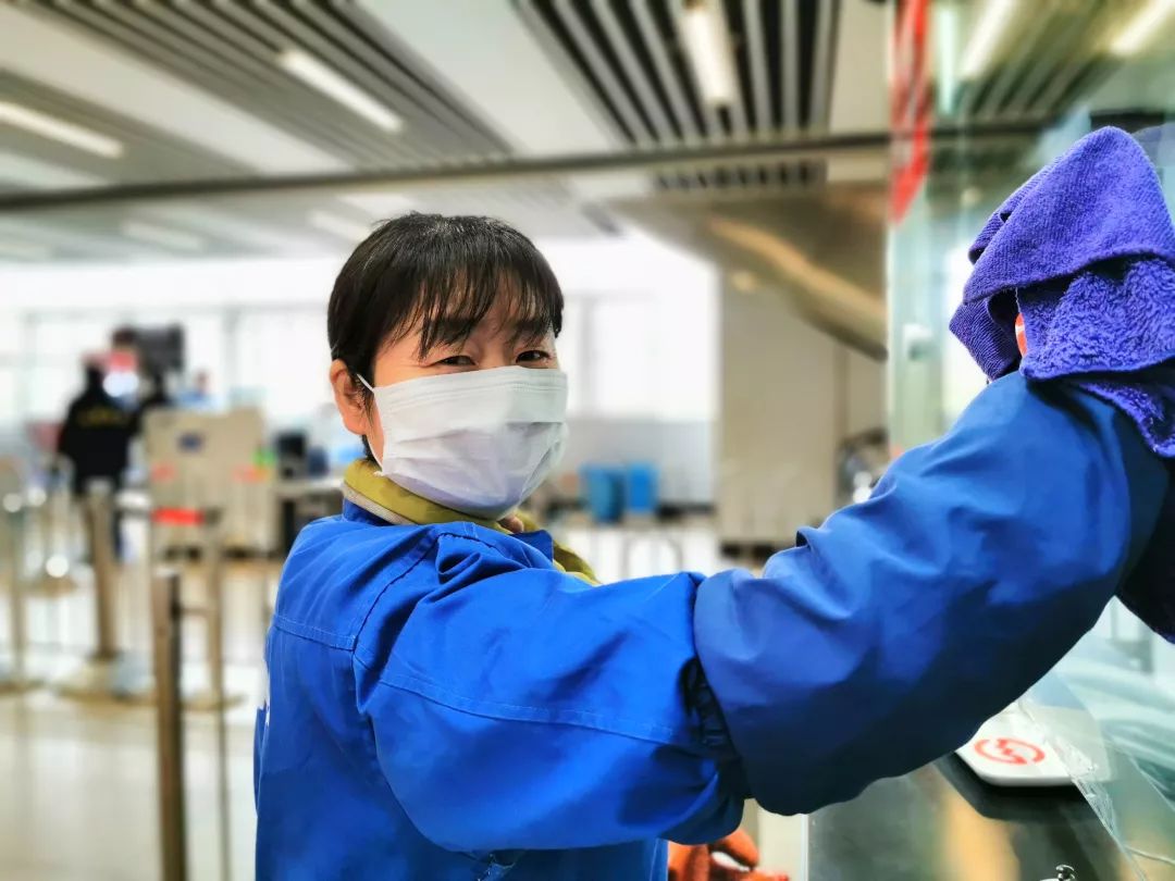 最美身影战斗在上海地铁防疫一线的保洁员