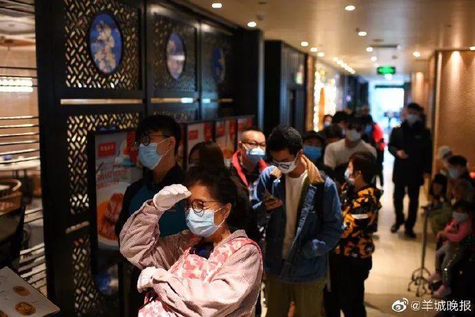 #上观新闻#疫情还没有结束！多地紧急叫停大规模人群聚集，张文宏提示：不要出去瞎玩
