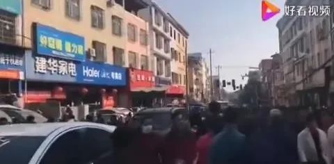 #上观新闻#疫情还没有结束！多地紧急叫停大规模人群聚集，张文宏提示：不要出去瞎玩