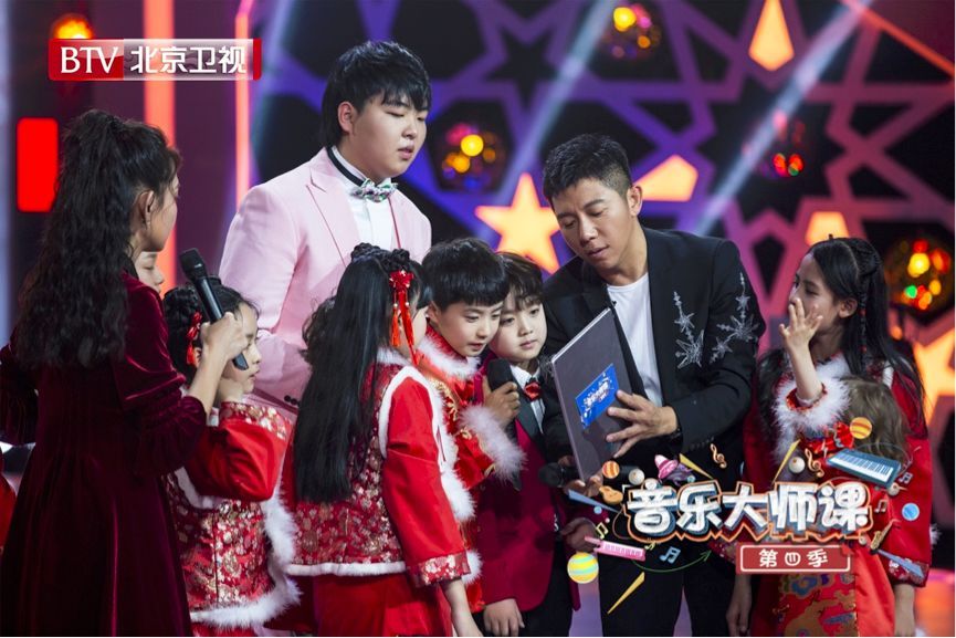 音乐大师课音乐少年才华横溢汇聚舞台真挚歌声送祝福