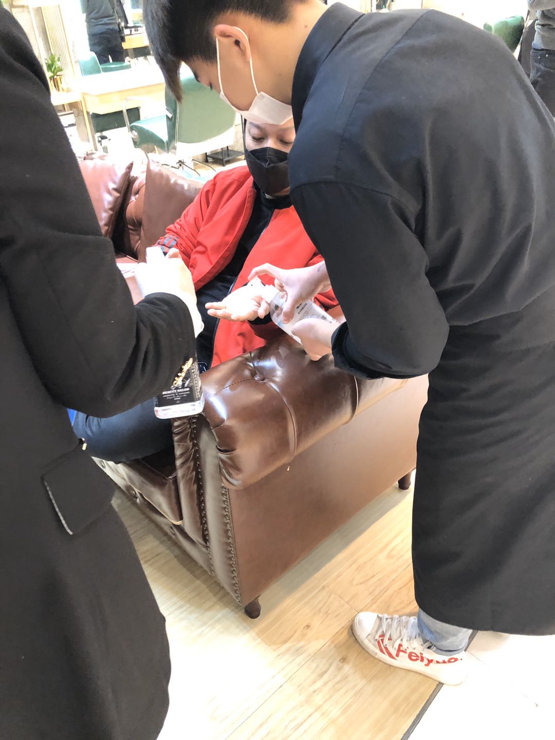 剪头发全程戴口罩,tony老师很安静……这个二月二,理发店大不同