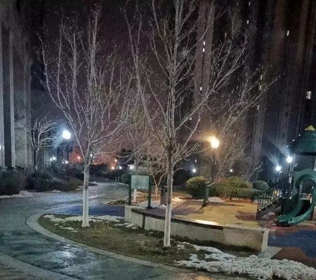 凌晨两点我和楼下保安唠了唠嗑希望他们平安