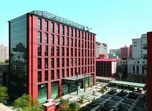 「中国网」北京建工发展大厦一人员妻子确诊 全市强调楼宇防疫