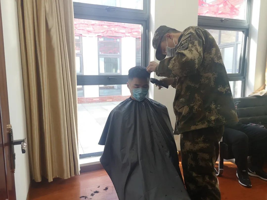 战疫一线白茅岭监狱民警的新潮发型