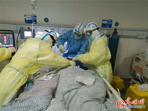 [光明网]一线医护日记（35）“面对危重的病人，我们必须勇往直前”