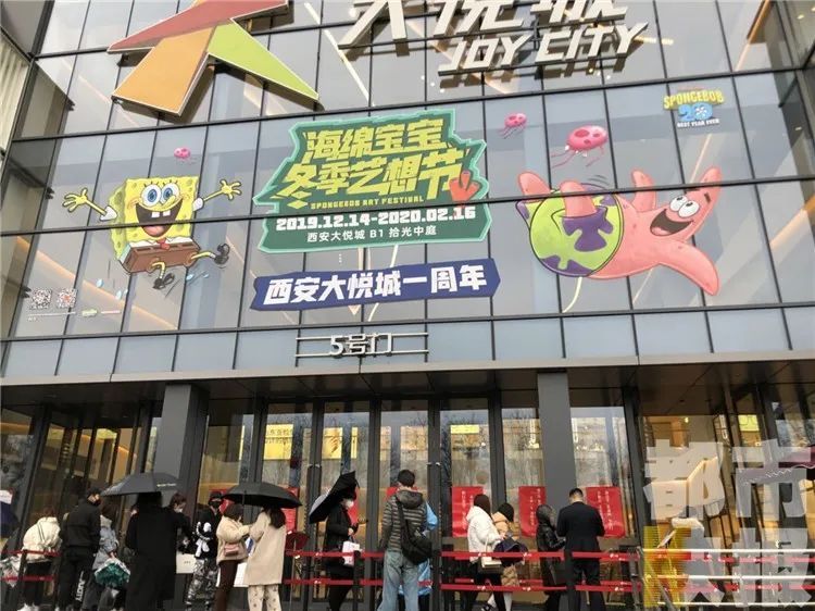 今天上午10点多,当《都市快报》全媒体记者赶到西安大悦城时,不少市民