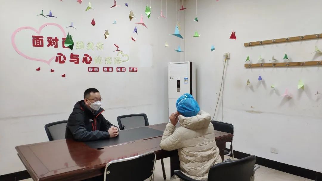 长宁第二批援鄂医疗队3名心理医生在方舱医院为患者和医护人员进行