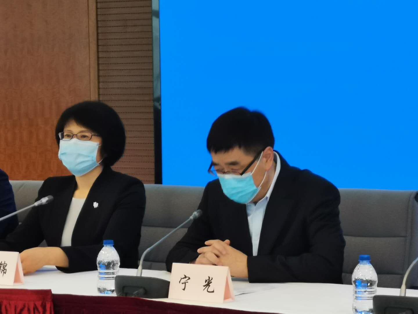 疫情防控新闻发布会"闷在家里,动在房里,宁光院士提醒慢病患者"药