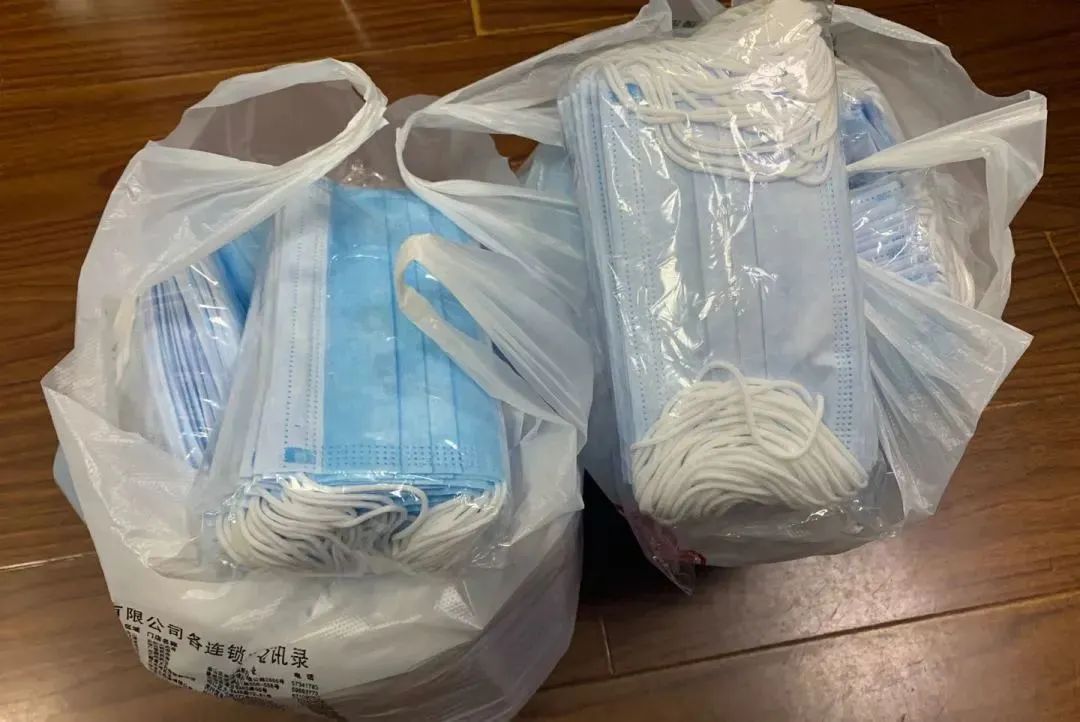 战疫实录文具店惊现大量无证口罩做中间商赚差价同样涉嫌违法犯罪