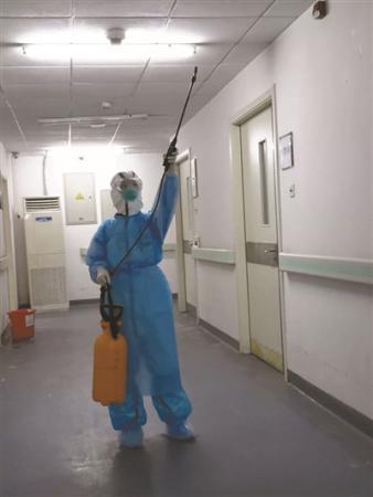 防护服：北京市普仁医院的疫中一月：14张病床一度全部满员