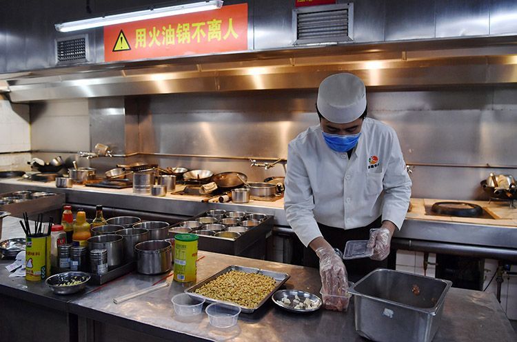 烤肉季后厨,厨师在制作外卖菜. 新京报记者 李木易 陈琳 摄影报道