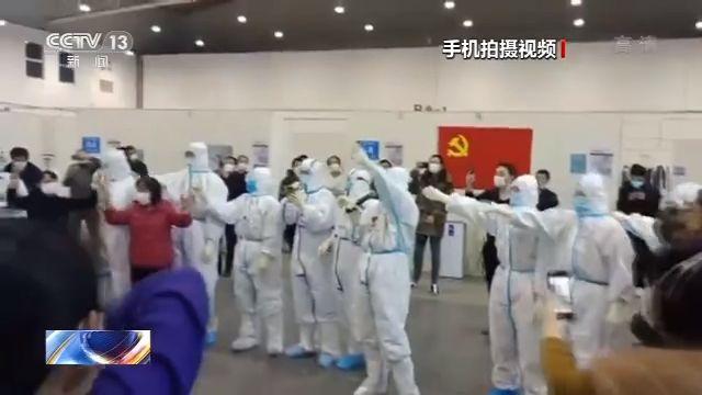 [央视新闻]方舱医院护士为患者捶背：我们风雨同舟 我们相亲相爱