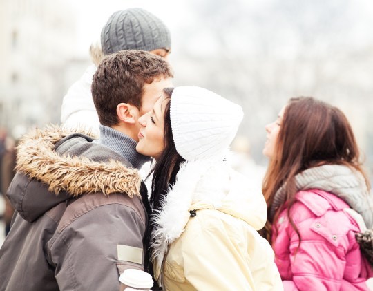 疫情■法国卫生部长为防范疫情支招：不要行贴面礼，少握手