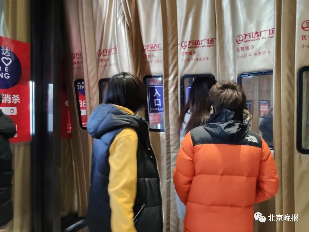 民生■进商场竟要掀6道门帘！北京这些地方还不摘门帘，被市民点名了