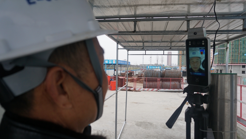 安装人脸识别红外测温仪及消毒通道嘉定工业区首个建筑工地复工