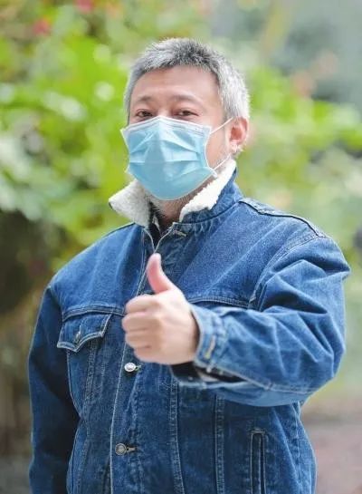 朴实的想法,朴实的行动,蔡飞自觉地走向战"疫"前线,用自己的行动