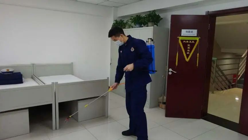 「疫情」背着空呼器，单杠绕卷腹，谁与争锋？