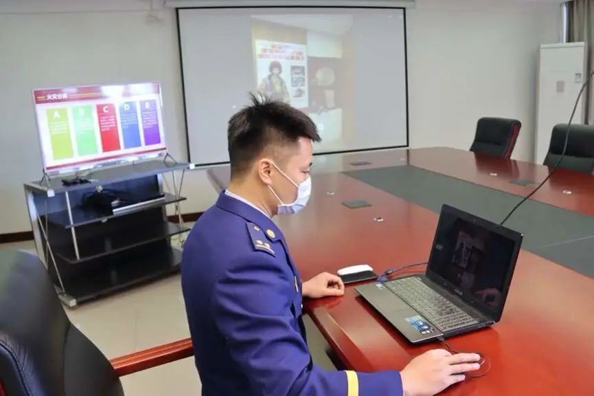 「疫情」背着空呼器，单杠绕卷腹，谁与争锋？