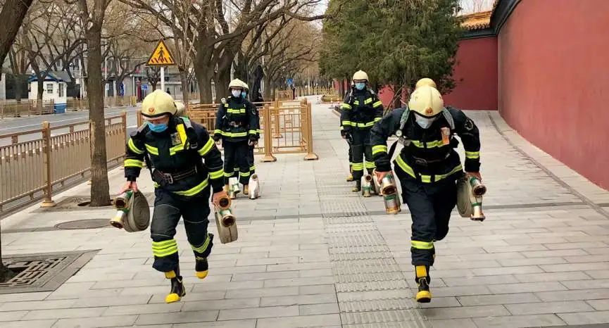 「疫情」背着空呼器，单杠绕卷腹，谁与争锋？